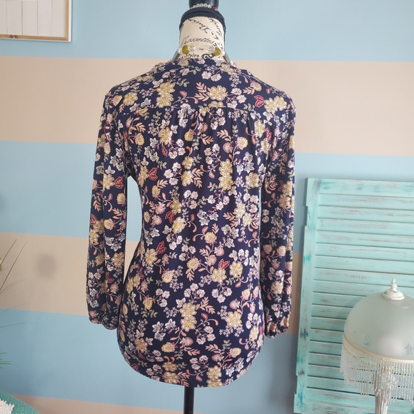 Vince Camuto Long Sleeve Floral Top - Picture 4 of 7